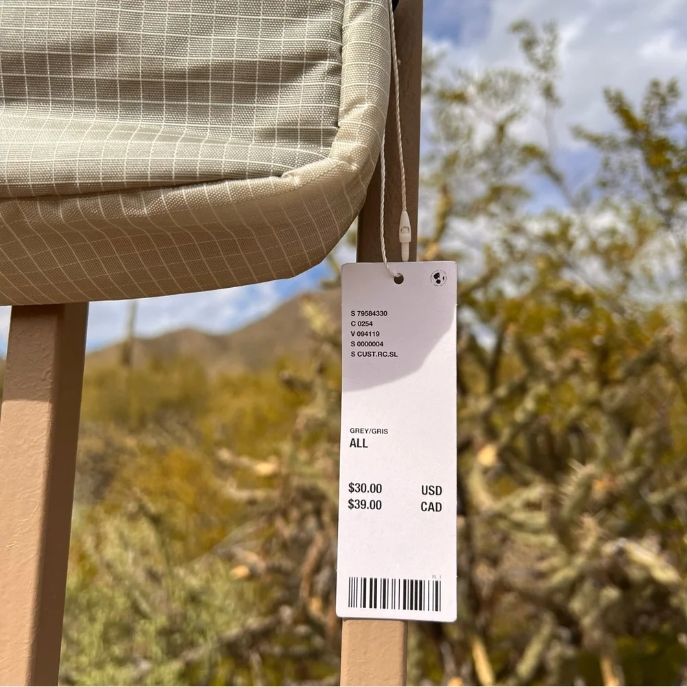 Urban Outfitters NWT Ripstop Rectangular Crossbody Pouch Gray W/Black Strap - Picture 3 of 10